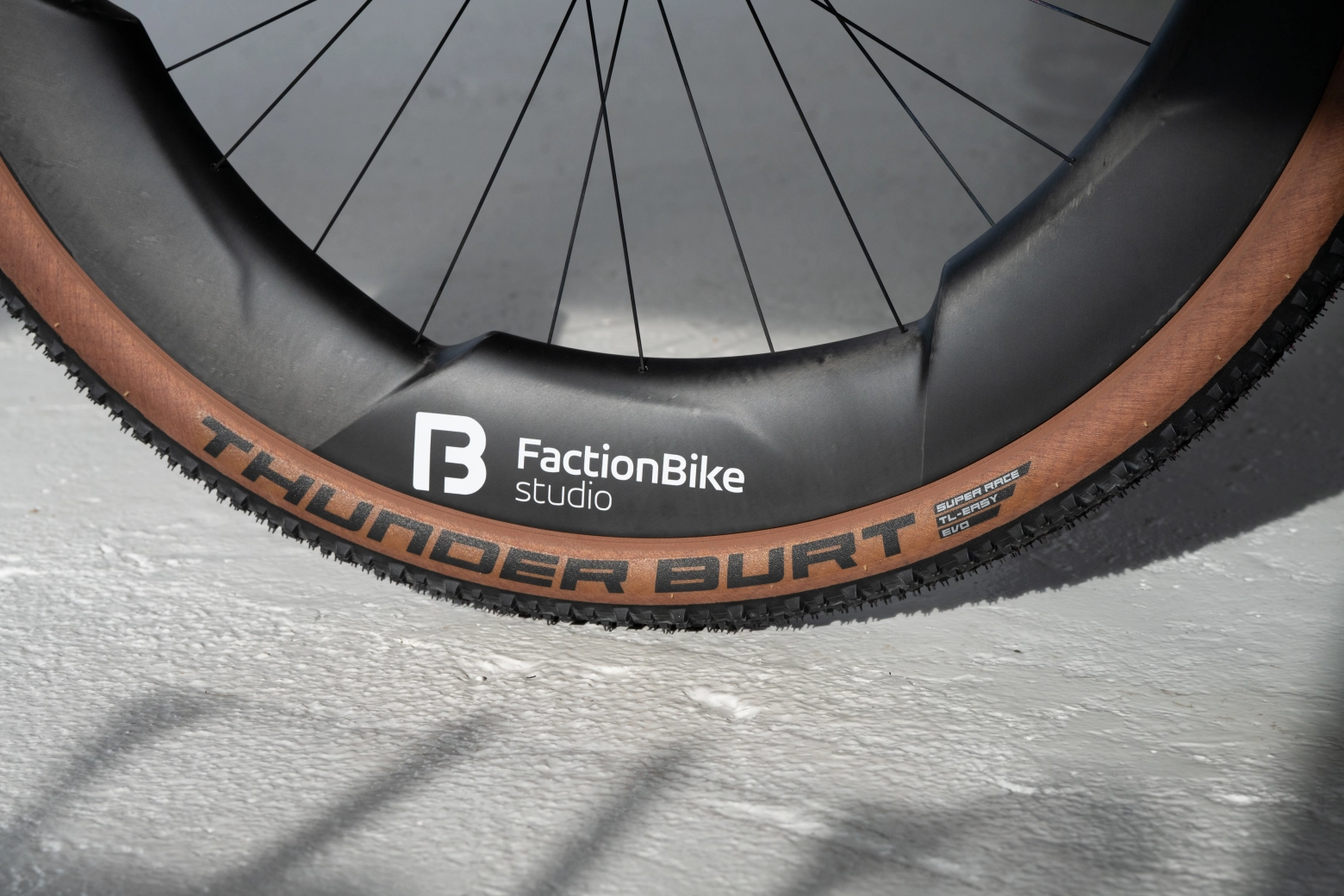 Una rueda descomunal para gravel: 52 mm de ancho y 70 mm de perfil es la apuesta de Dangerholm para esta modalidad