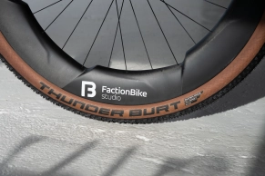 A colossal wheel for gravel: 52 mm wide and 70 mm in profile is Dangerholm's bet for this modality