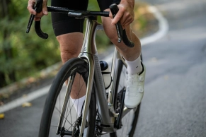 SCOTT lance la Fastlane, le vélo électrique de route le plus élégant et léger de son histoire