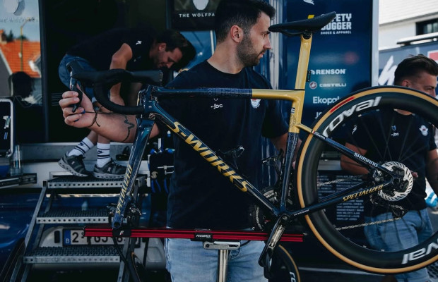 What changes in a bike that costs €10,000 compared to one that costs €3,000?