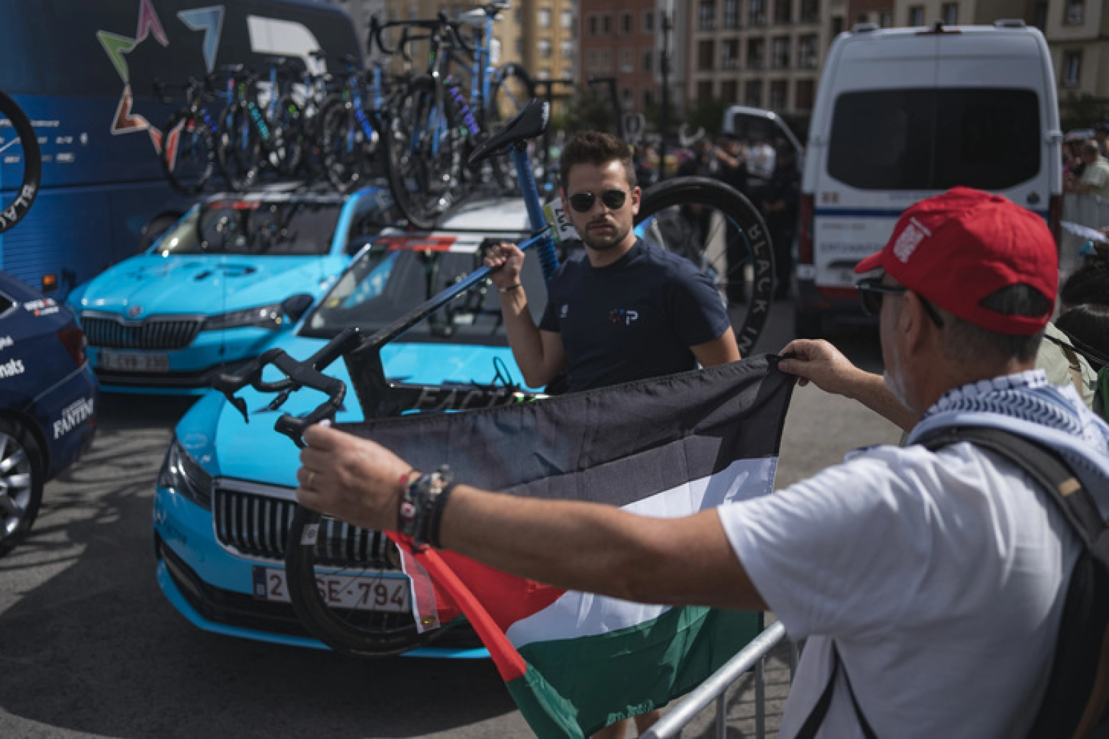 El equipo Israel pierde su principal patrocinador, pero pide a los ciclistas que no se vayan