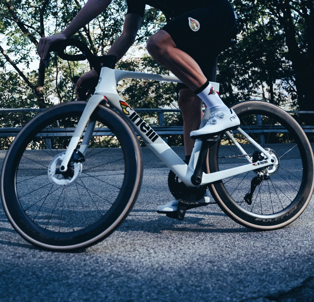 Cinelli apresenta sua bicicleta mais aerodinâmica até agora e um modelo de aço feito à mão em Milão