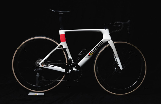 Cinelli présente son vélo le plus aérodynamique à ce jour et un modèle en acier fabriqué à la main à Milan