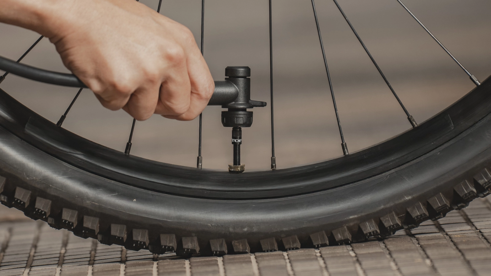 Topeak converte as válvulas presta em Turboflow e anuncia seu inflador eletrônico