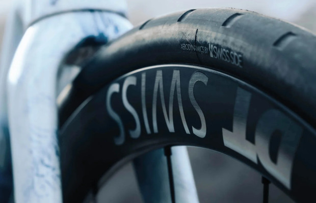 DT Swiss présente ses roues aérodynamiques les plus légères à ce jour et elles ont des rayons en carbone