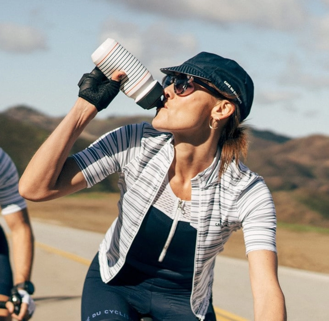 Você tem dificuldade em comer ou beber durante a viagem? Aqui vão algumas dicas para que você não fique sem combustível