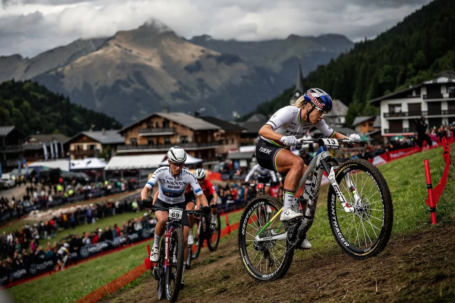 "Fueron los calcetines aerodinámicos" Evie Richards repasa la temporada en la que rompió el récord de Pauline Ferrand-Prévot