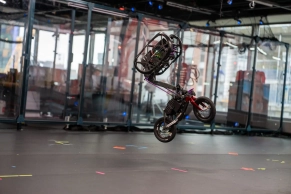 El robot ciclista que aprende solo ya hace front flips sobre una Specialized de carbono