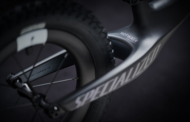 Le robot cycliste qui apprend tout seul fait déjà des flips avant sur un Specialized en carbone