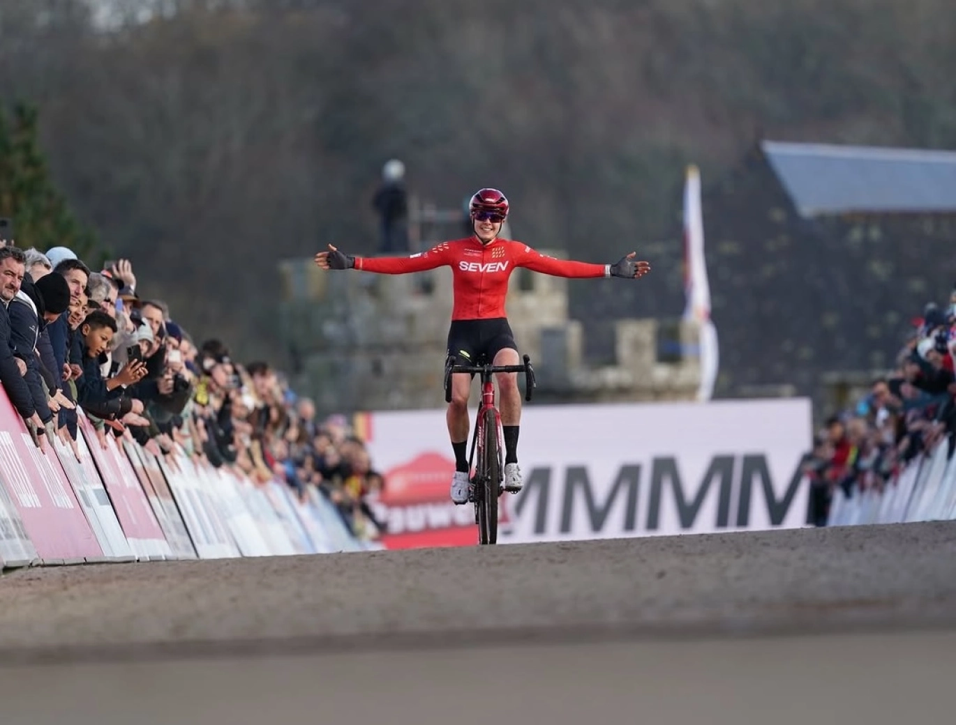 Van Alphen y Thibau Nys conquistan la Copa del Mundo CX de Flamanville