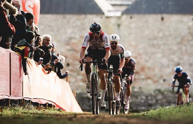 Van Alphen e Thibau Nys conquistam a Copa do Mundo de CX em Flamanville