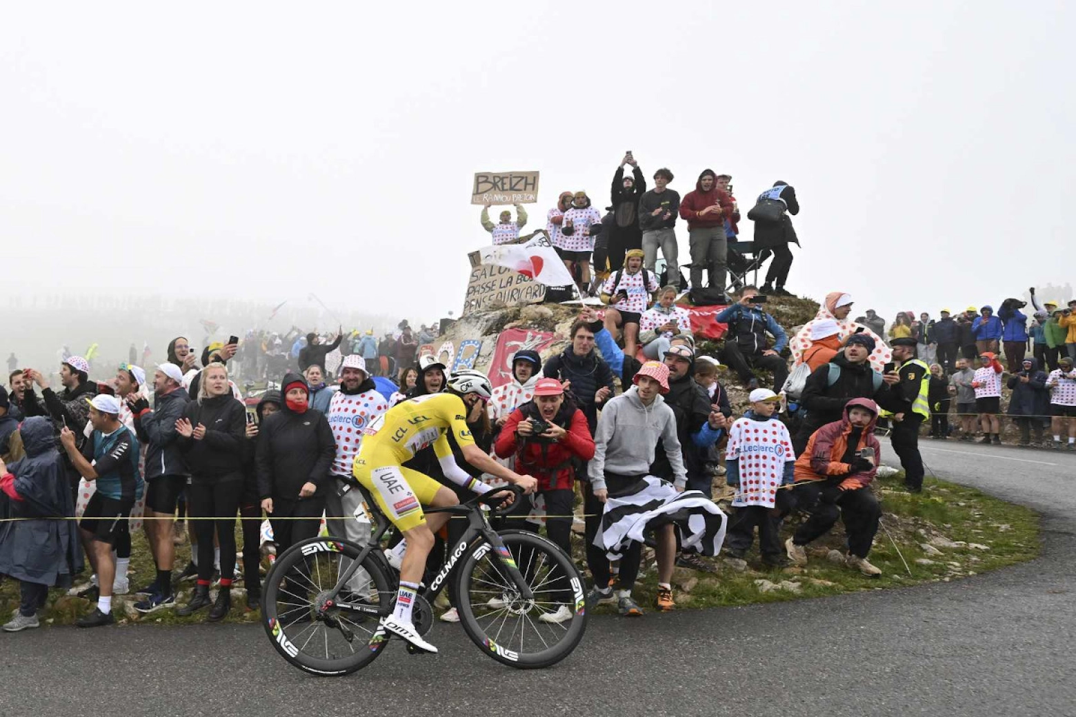 Você quer a bicicleta com a qual Pogačar arrasou em 2025? A Colnago Y1Rs original do Tour de France está sendo leiloada e já ultrapassou 30.000€