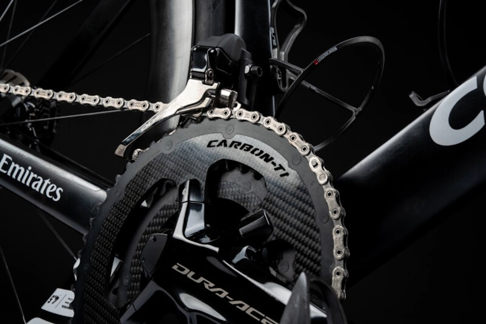 Você quer a bicicleta com a qual Pogačar arrasou em 2025? A Colnago Y1Rs original do Tour de France está sendo leiloada e já ultrapassou 30.000€