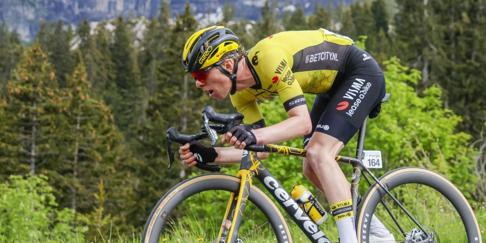 Multan con 200 € a este ciclista del Decathlon CMA-CGM por entrenar con auriculares en Alicante