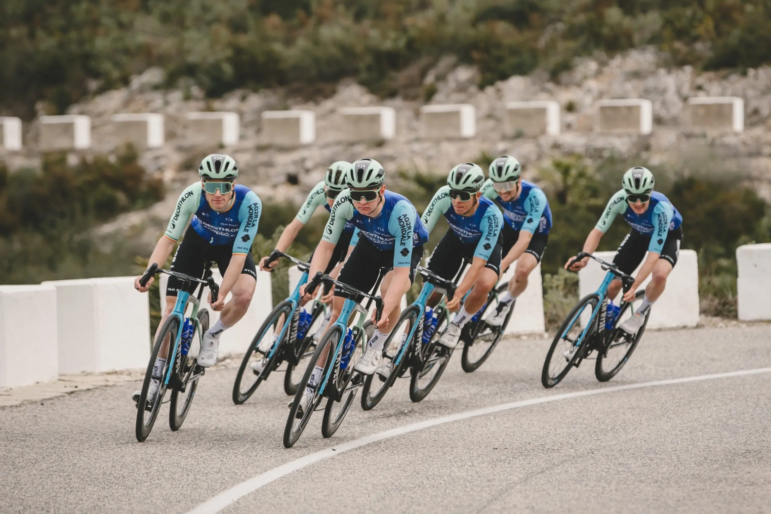Multan con 200 € a este ciclista del Decathlon CMA-CGM por entrenar con auriculares en Alicante
