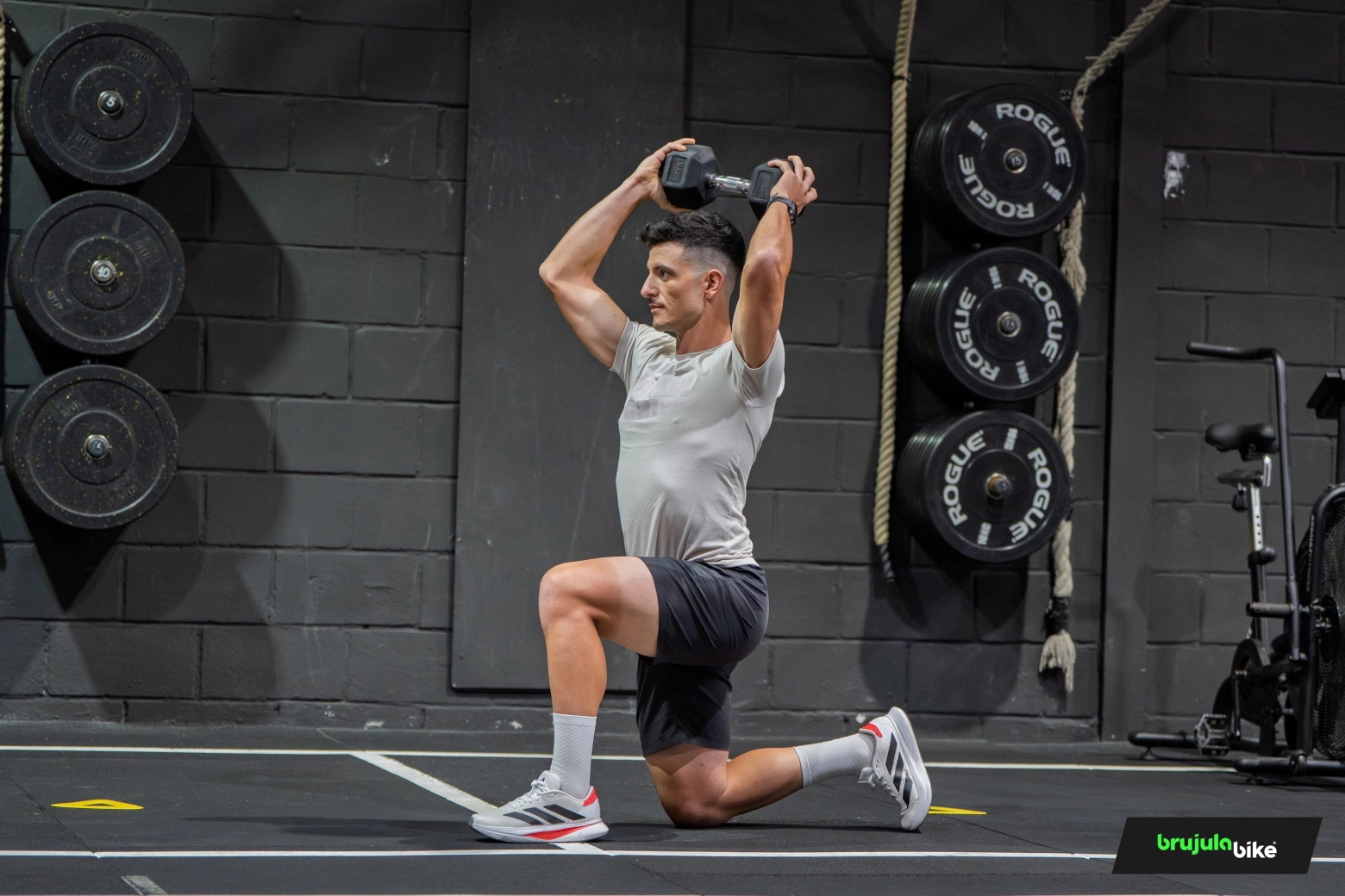 20 minutos, una mancuerna y más vatios: el entrenamiento que todo ciclista debería hacer