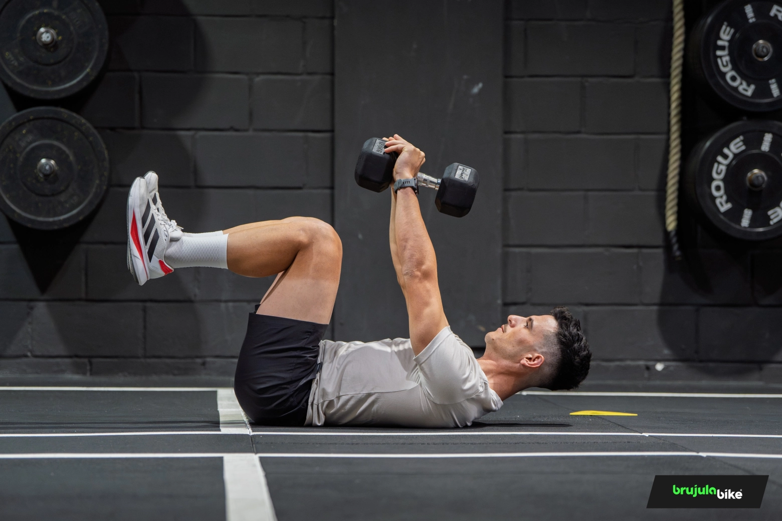 20 minutos, una mancuerna y más vatios: el entrenamiento que todo ciclista debería hacer