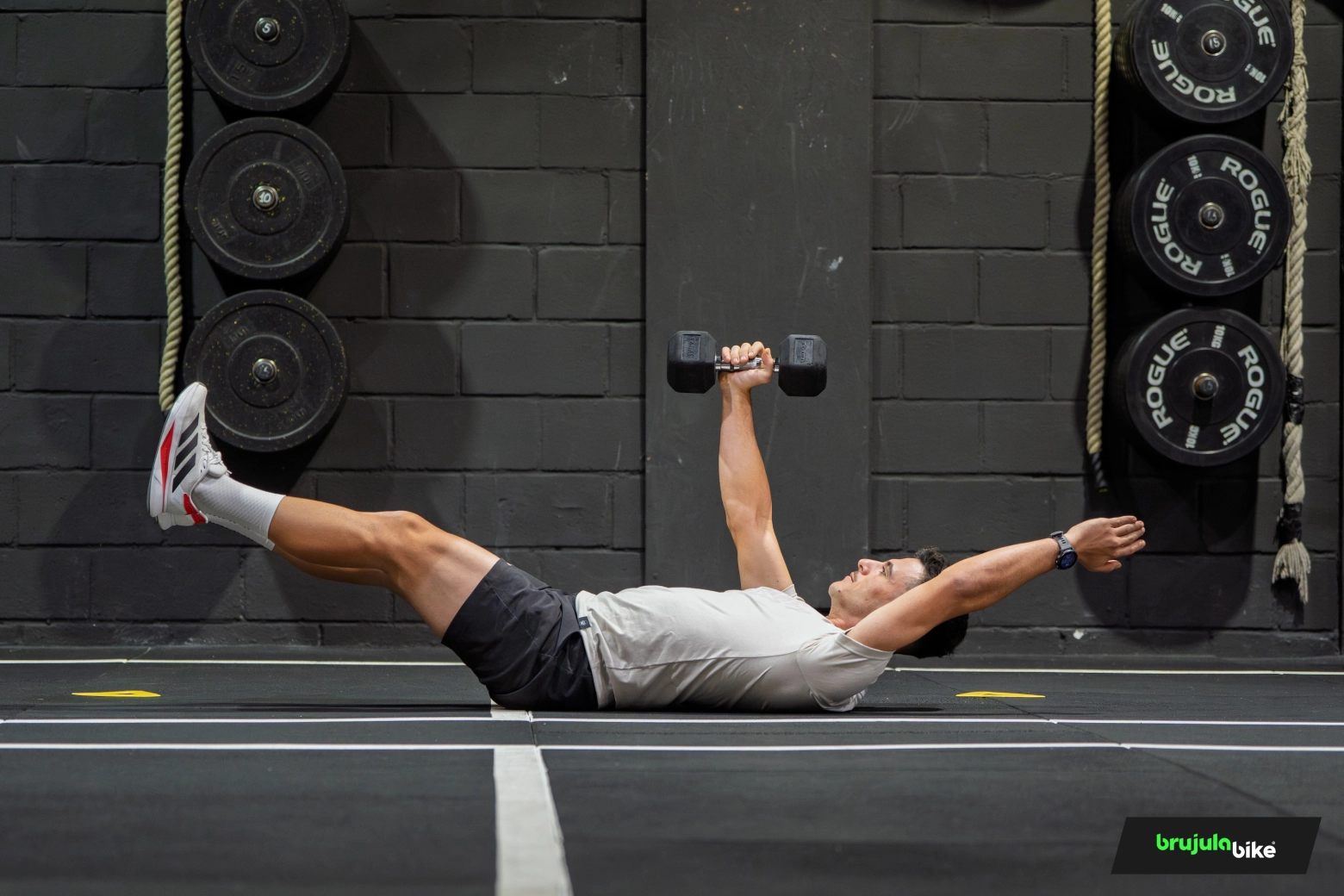 20 minutos, una mancuerna y más vatios: el entrenamiento que todo ciclista debería hacer