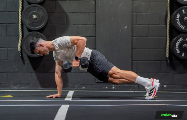 20 minutos, um haltere e mais watts: o treino que todo ciclista deveria fazer