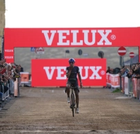Vanthourenhout wins with a perfect move and Brand continues her dominance: results of the 2025 Terralba CX World Cup