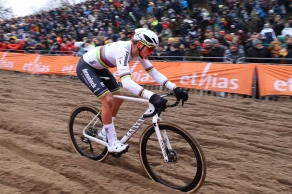 Van der Poel debuts the rainbow today at the World Cup in Namur