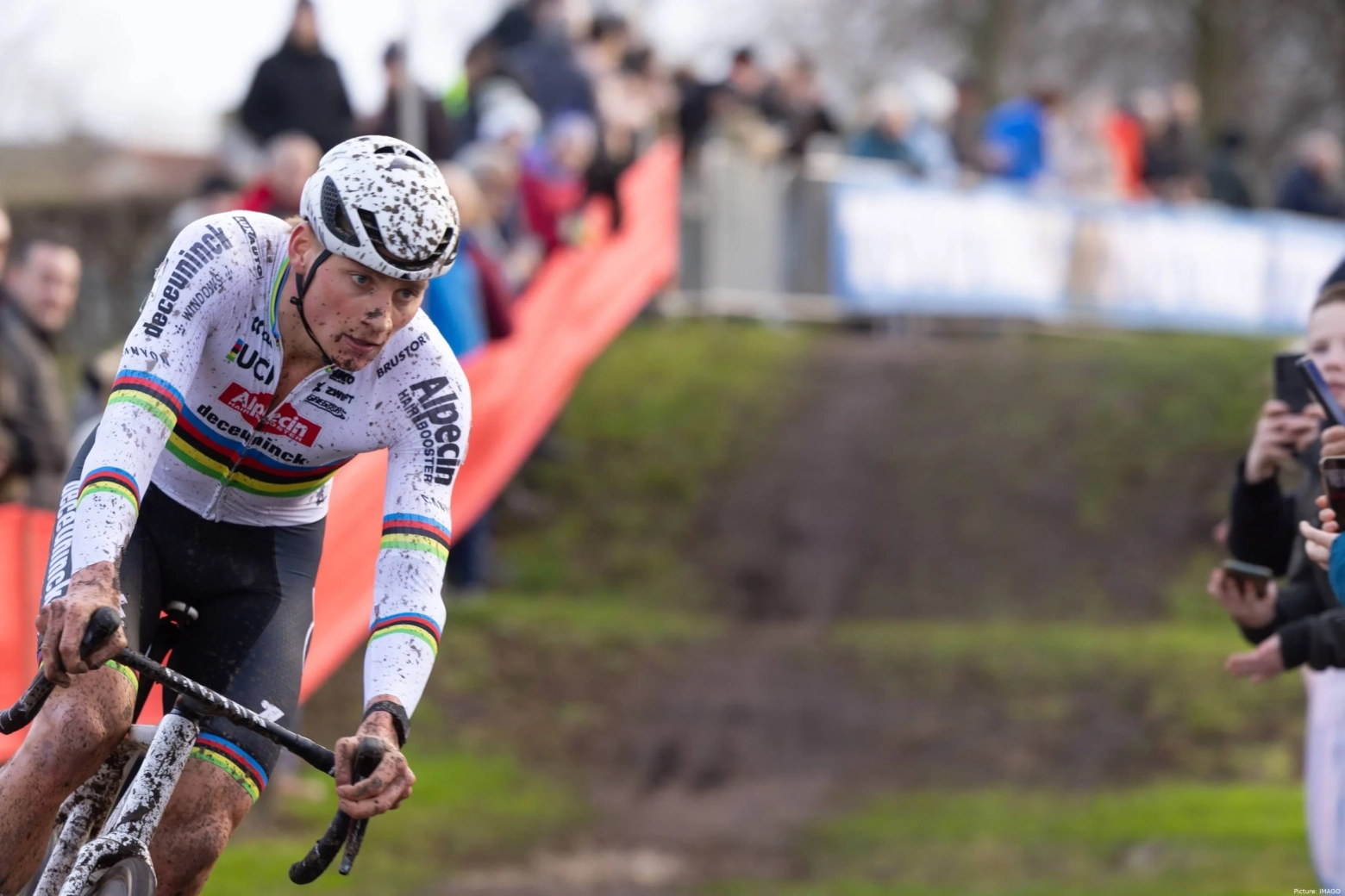 El ciclocross se resigna con Van der Poel: "Ahora competimos por el segundo puesto"