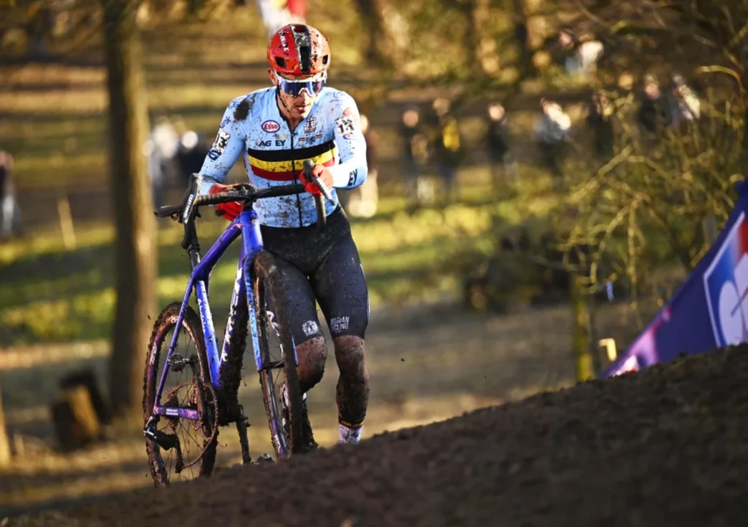 El ciclocross se resigna con Van der Poel: "Ahora competimos por el segundo puesto"