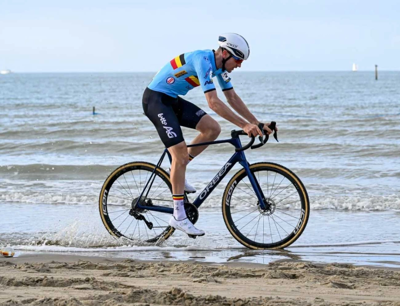 El ciclocross se resigna con Van der Poel: "Ahora competimos por el segundo puesto"