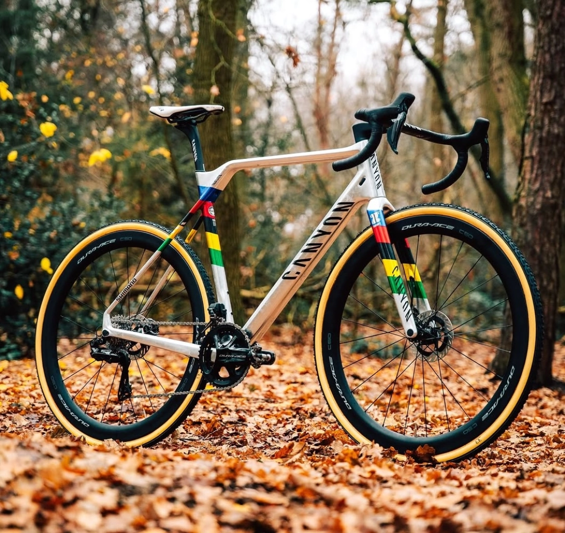 Plata y arcoíris: Van der Poel estrena esta espectacular bici para su temporada de ciclocross