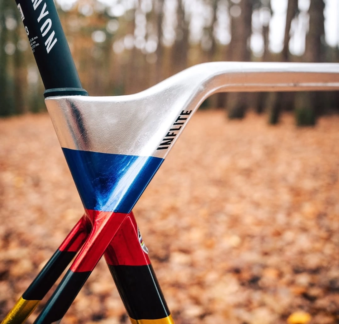 Plata y arcoíris: Van der Poel estrena esta espectacular bici para su temporada de ciclocross