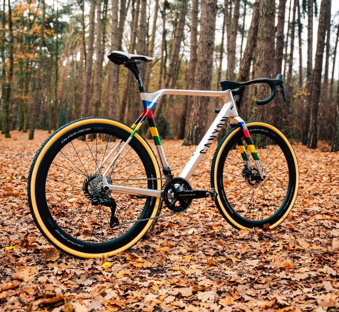 Plata y arcoíris: Van der Poel estrena esta espectacular bici para su temporada de ciclocross