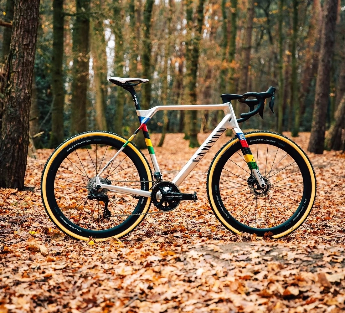 Plata y arcoíris: Van der Poel estrena esta espectacular bici para su temporada de ciclocross