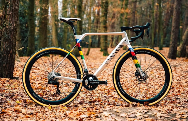 Prata e arco-íris: Van der Poel estreia esta bicicleta espetacular para sua temporada de ciclocross