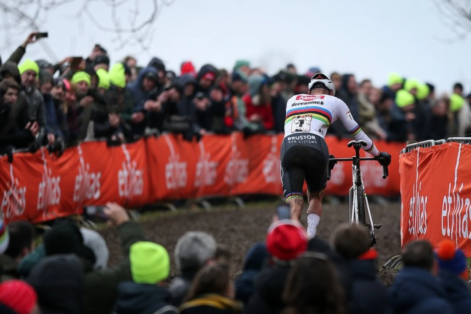 Van der Poel se estrena hoy: horarios, dónde ver gratis y favoritos de la Copa del Mundo CX de Namur 2025