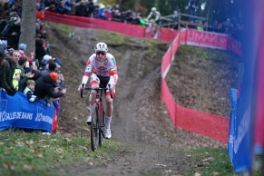 Mathieu van der Poel maintains his unbeaten streak in the World Cup in Namur