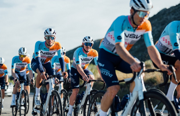 Os times do World Tour estreiam seus uniformes para 2026