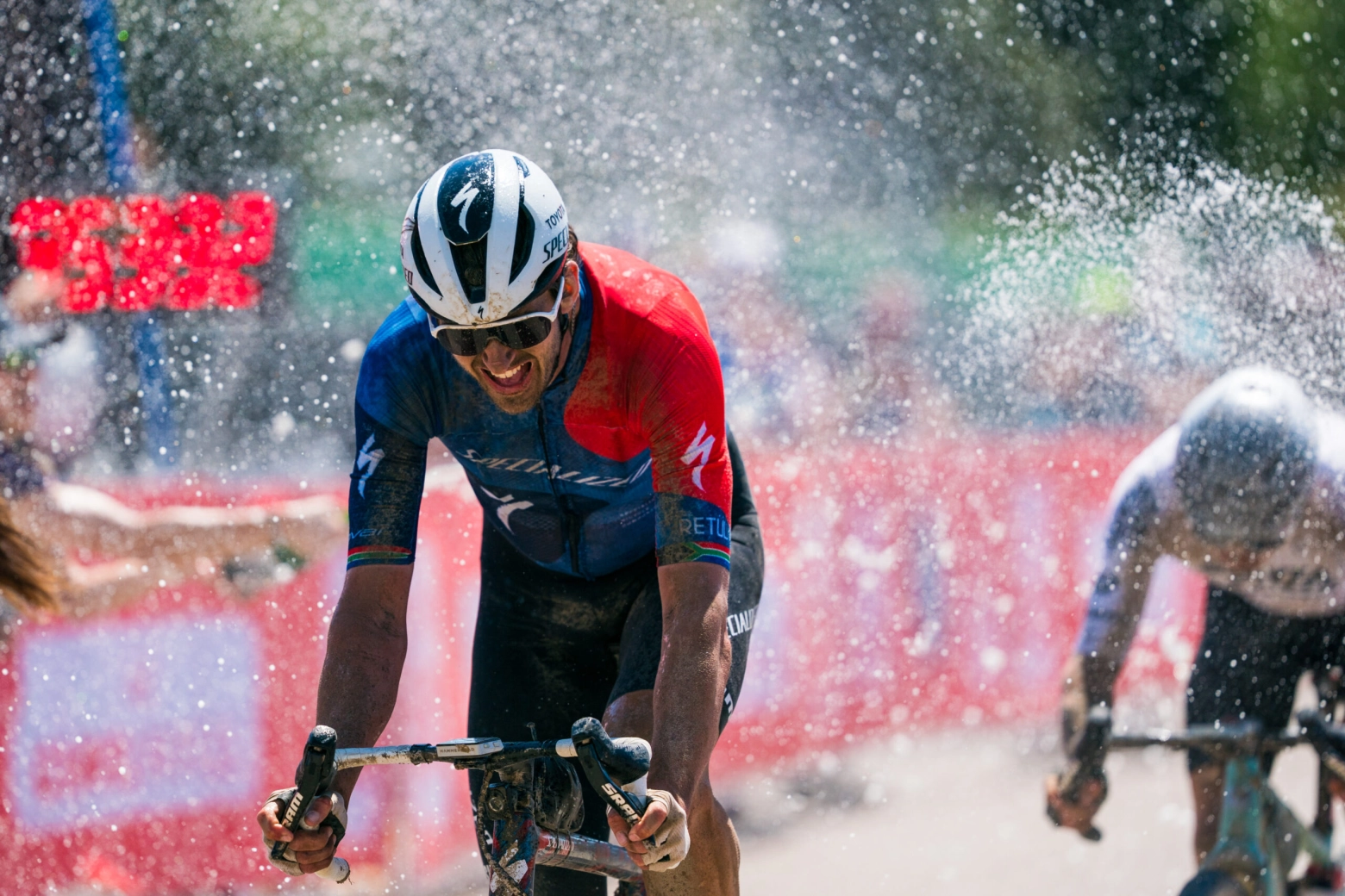 Ele tem um FTP de 480 W e consome 140g/h de carboidratos durante a corrida: assim foi a temporada deste vencedor da Cape Epic