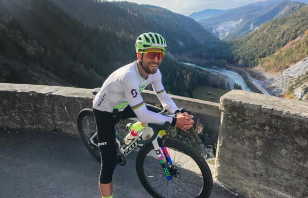 Nino Schurter revient à la compétition à Grenade : le mythe du VTT fait ses débuts à l'Utopía Gravel 2026