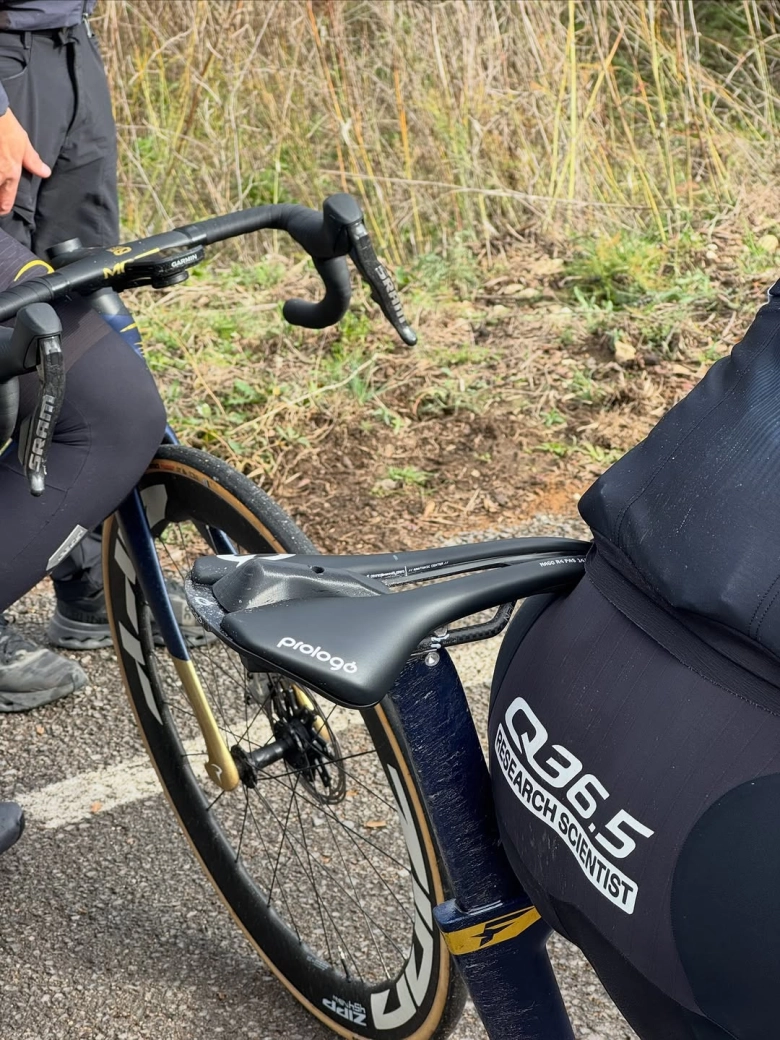 Une selle avec un spoiler ? quelque chose de jamais vu auparavant de Prologo se faufile sur Instagram