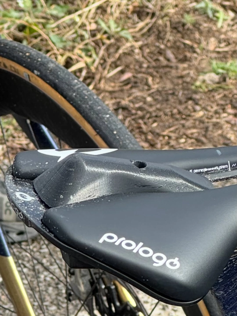 Une selle avec un spoiler ? quelque chose de jamais vu auparavant de Prologo se faufile sur Instagram