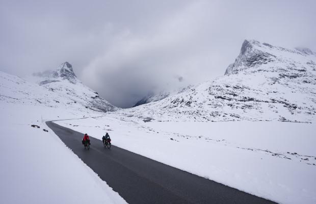 Ride to Ride: uma aventura de gravel, bikepacking e snowboard pelos Alpes noruegueses que você não pode perder