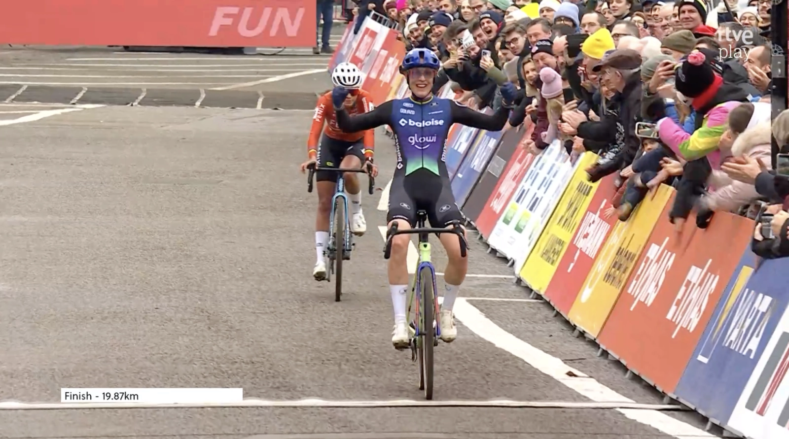 Lucinda Brand protagoniza una vuelta final de infarto y gana la Copa del Mundo CX de Amberes 2025