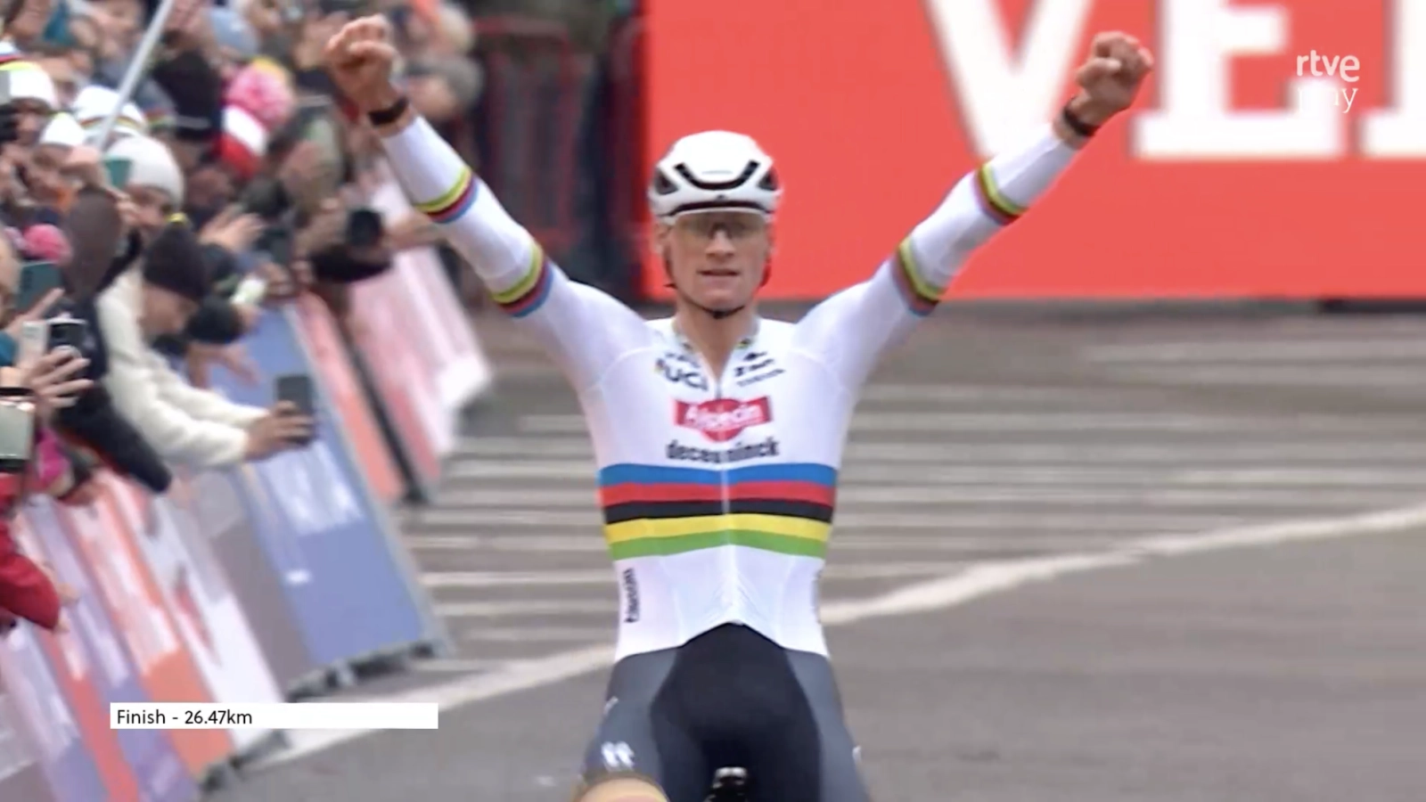 No one can beat Mathieu van der Poel: the Dutchman asserts his dominance in Antwerp in the first duel of the year with Van Aert