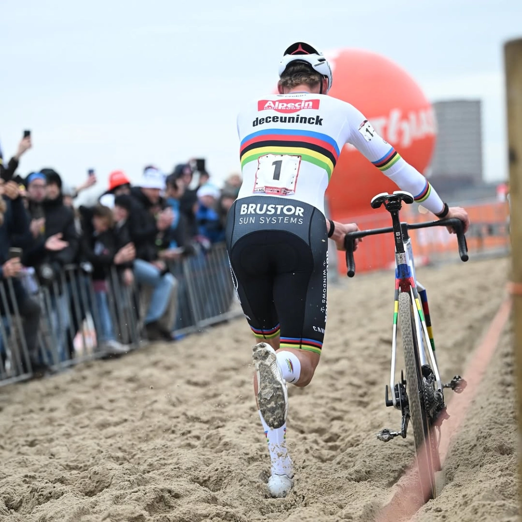 Nadie puede ganar a Mathieu van der Poel: el neerlandés impone su ley en Amberes, el primer duelo del año con Van Aert
