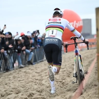 Ninguém pode vencer Mathieu van der Poel: o neerlandês impõe sua lei em Antuérpia no primeiro duelo do ano com Van Aert