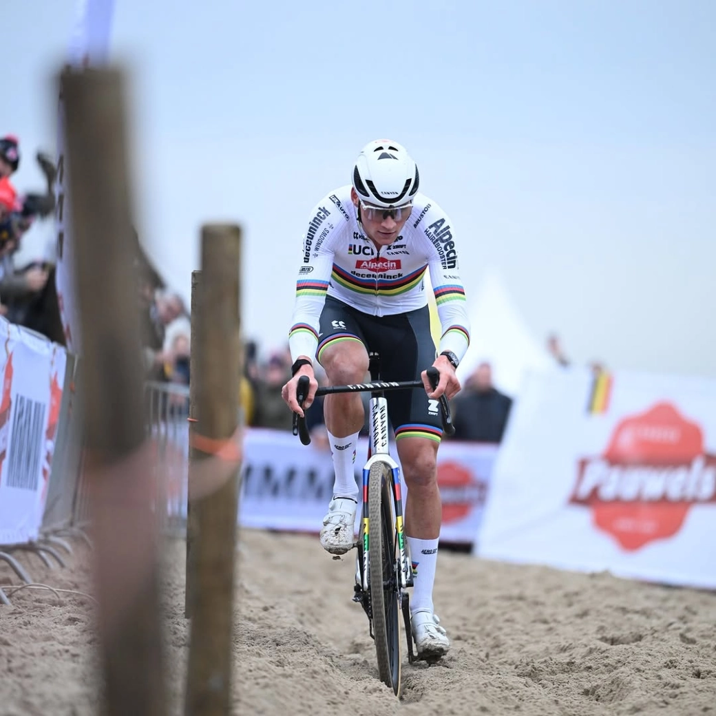 Nadie puede ganar a Mathieu van der Poel: el neerlandés impone su ley en Amberes, el primer duelo del año con Van Aert