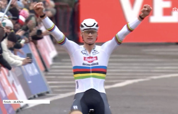 No one can beat Mathieu van der Poel: the Dutchman asserts his dominance in Antwerp in the first duel of the year with Van Aert