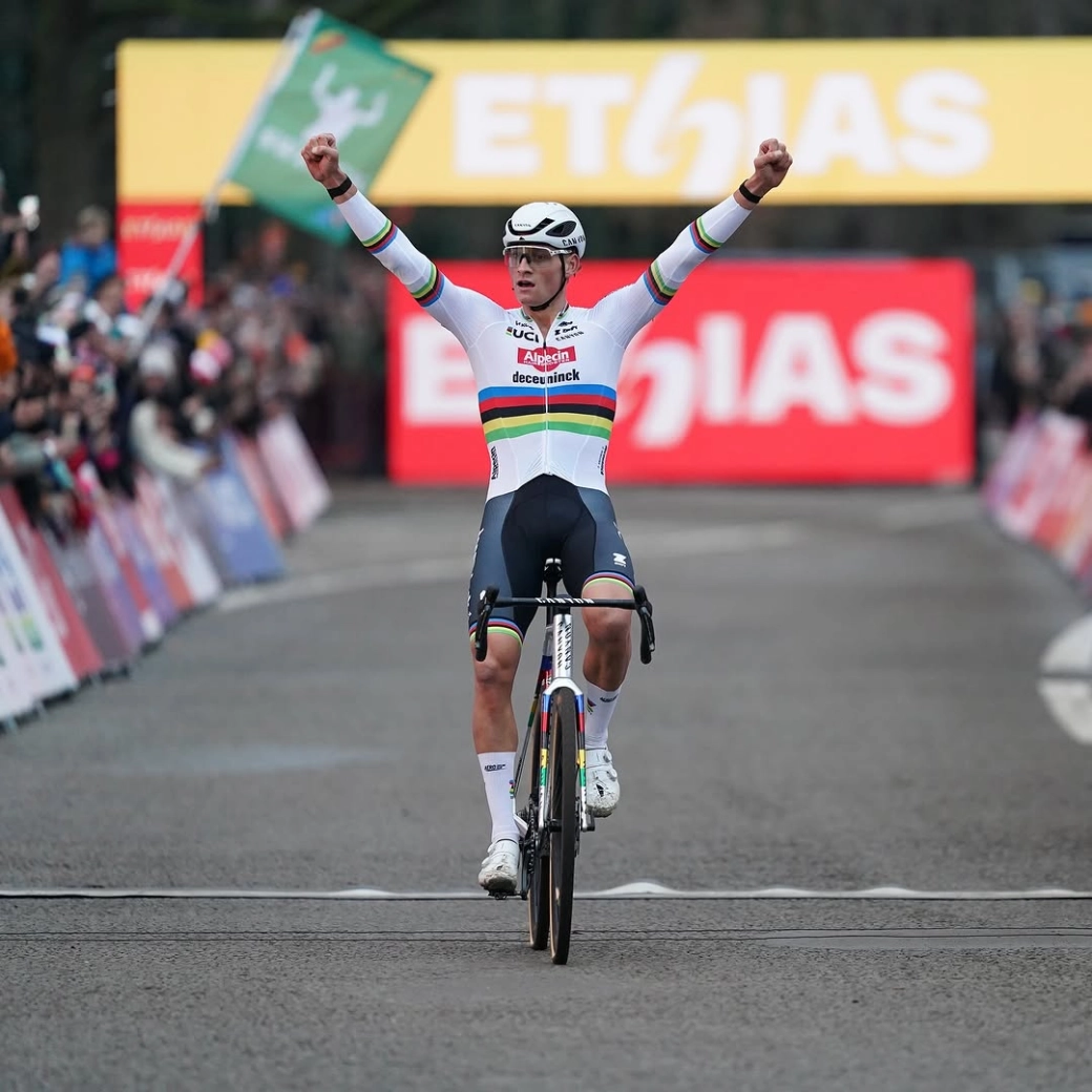 Nadie puede ganar a Mathieu van der Poel: el neerlandés impone su ley en Amberes, el primer duelo del año con Van Aert