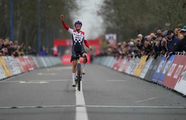 Lucinda Brand arrasa en la Copa del Mundo de Koksijde y confirma esa liderato