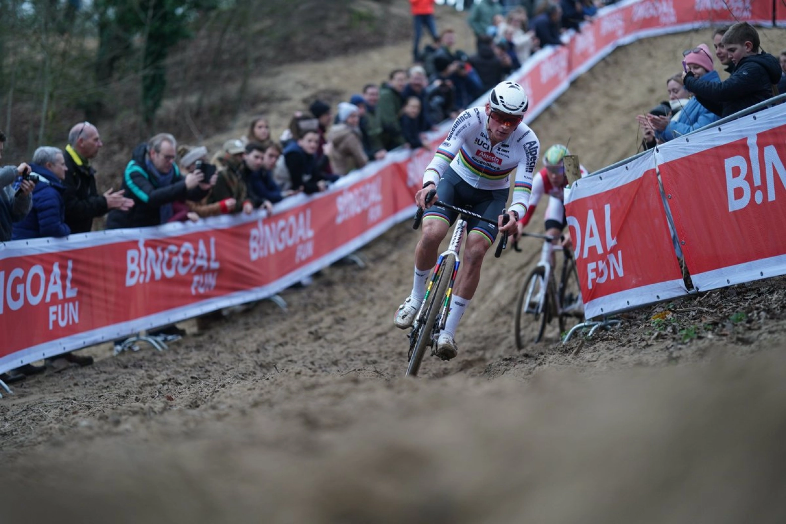 Van der Poel gana y da una lección de ciclocross en las dunas de Koksijde